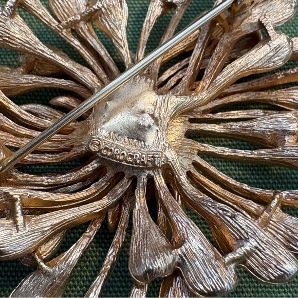 Coro - Gold Toned Brooch - Picture 3 of 5
